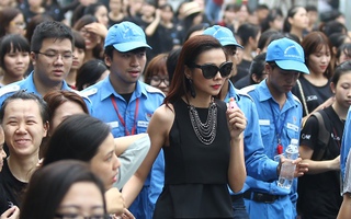 Siêu mẫu Thanh Hằng đi bộ kêu gọi đội mũ bảo hiểm đạt chuẩn