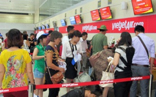 Khách xé rách áo nhân viên hàng không ở sân bay Nội Bài
