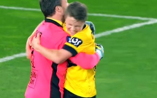 Xem bàn thắng tuyệt nhất của một… thủ môn