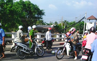 Xe máy tông nhau, một người nguy kịch