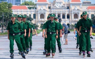 Thanh niên xung phong TP HCM trượt patin tuần tra