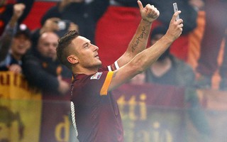 Lập kỷ lục trận derby, Totti “tự sướng” ngay trên sân