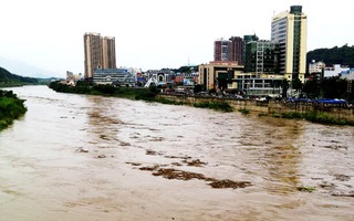 Trung Quốc đột ngột xả lũ, nước sông Hồng dâng cao gây ngập lụt