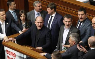 Thủ tướng Ukraine đối mặt sức ép từ chức