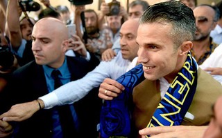 Fan Fenerbachce náo loạn vì Van Persie