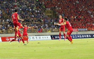 Cầu thủ Việt Nam bức xúc trọng tài Hàn Quốc