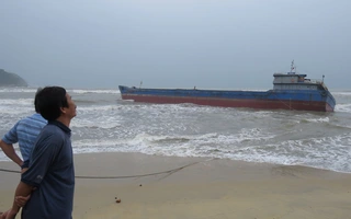 Quảng Ngãi: Tàu hàng mắc cạn do sóng lớn đánh đứt neo