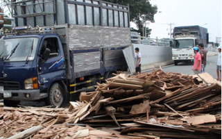 Đồng Nai: Xe lật, hầm chui Tam Hiệp nghẹt cứng gỗ