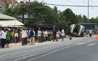 Lật xe buýt làm 1 người chết, 4 bị thương