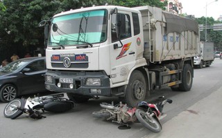 Hà Nội: Tai nạn liên hoàn, xe ben cán 2 người đi xe máy
