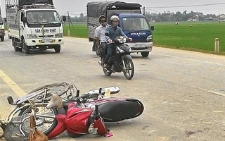 Va chạm với xe đạp, người đi xe máy bị xe tải tông chết