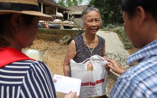 Báo Người Lao Động cứu trợ người dân vùng lũ Hà Tĩnh