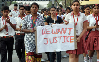 Ấn Độ: Bé gái 12 tuổi bị cưỡng hiếp 8 ngày và bị thiêu sống
