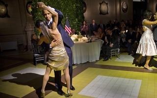Ông Obama nhảy tango với vũ công bốc lửa