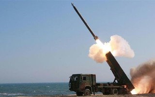 Triều Tiên "khoe" bệ phóng đa tên lửa mới