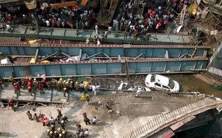 Ấn Độ: Sập cầu vượt, chôn vùi hơn 100 người