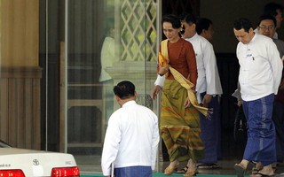 Bà Suu Kyi "thả con tép, bắt con tôm"?