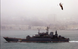 Nín thở xem tàu chiến Nga qua eo biển Thổ Nhĩ Kỳ