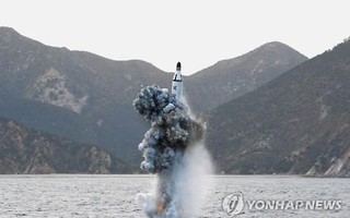 Triều Tiên "chế tạo" tàu ngầm lớn để phóng tên lửa