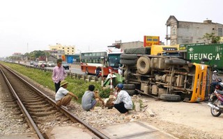 Tàu hỏa tông xe tải, tài xế nhập viện trong tình trạng hoảng loạn