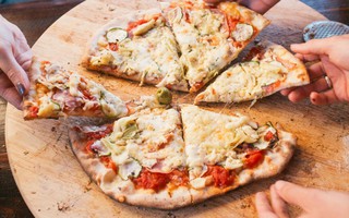 Cấp dưỡng cho vợ cũ bằng... pizza