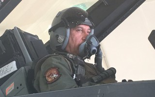 Bộ trưởng Quốc phòng Iraq lái F-16 tấn công IS