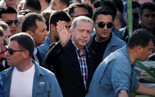 Máy bay chở ông Erdogan bị F-16 ngắm bắn