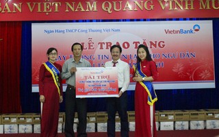 Trao tặng 30 máy thông tin liên lạc cho ngư dân Quảng Bình