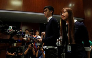Cấm cửa 2 nghị sĩ cầm biểu ngữ “Hồng Kông không phải Trung Quốc”