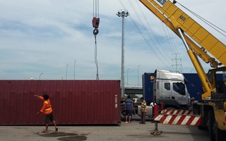 Thùng container rơi, vòng xoay Phú Hữu náo loạn