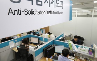 Hàn Quốc: Nạn nhân đầu tiên của luật chống tham nhũng khắc nghiệt