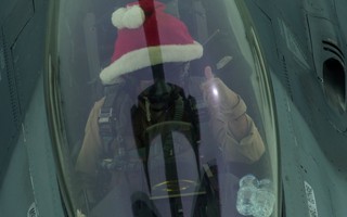 Phi công Mỹ đội nón ông già Noel không kích IS