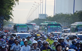 "Khóc" trên cầu Sài Gòn vì xe đầu kéo tông dải phân cách