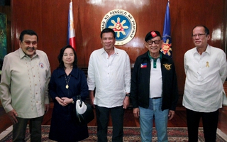 5 đời tổng thống Philippines họp bàn về biển Đông