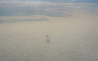 Lạ lùng hành khách chụp được ảnh người khổng lồ trên mây?