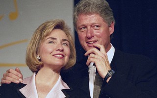 Ông Clinton "đốn tim" đại hội bằng chuyện tình với bà Hillary