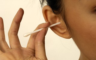 Nghiện ngoáy tai có nguy hiểm?