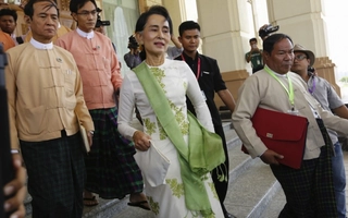 Bà Suu Kyi khởi động bằng cuộc gặp ngoại trưởng Trung Quốc