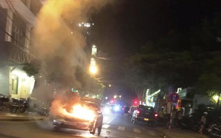 Ô tô bất ngờ bốc cháy giữa đường phố Đà Nẵng