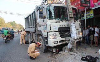 Xe ben “đại náo” Biên Hòa, cuốn hàng loạt xe máy