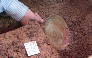 Phát hiện đĩa sứ ở hố khảo cổ tìm mộ vua Quang Trung