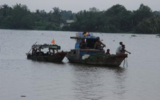 Chìm ghe trên sông, mẹ con mất tích