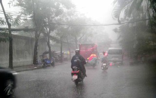 Mưa mù trời kèm lốc xoáy ở Sài Gòn