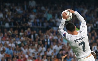 Tranh cãi quanh tình huống Ronaldo úp rổ vào lưới Hart