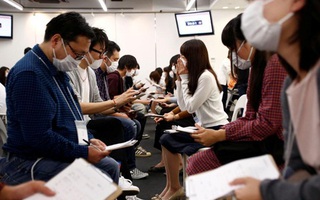 Hàng trăm thanh niên Nhật đeo khẩu trang để hẹn hò