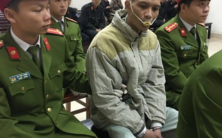Bị cáo thảm sát ở Quảng Ninh ra tòa với dụng cụ chống cắn lưỡi