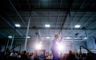 Bà Hilary Clinton nhờ chồng “hồi sinh nền kinh tế”
