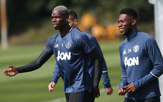 Chưa đá trận nào, Pogba đã nhận án treo giò