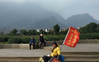 Ngồi xe lăn đi khắp Trung Quốc suốt 2 năm