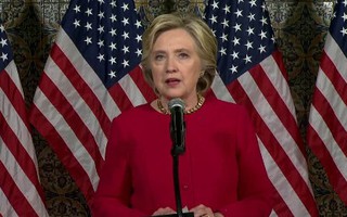 Bà Clinton tố ông Trump “đi đêm” với Trung Quốc